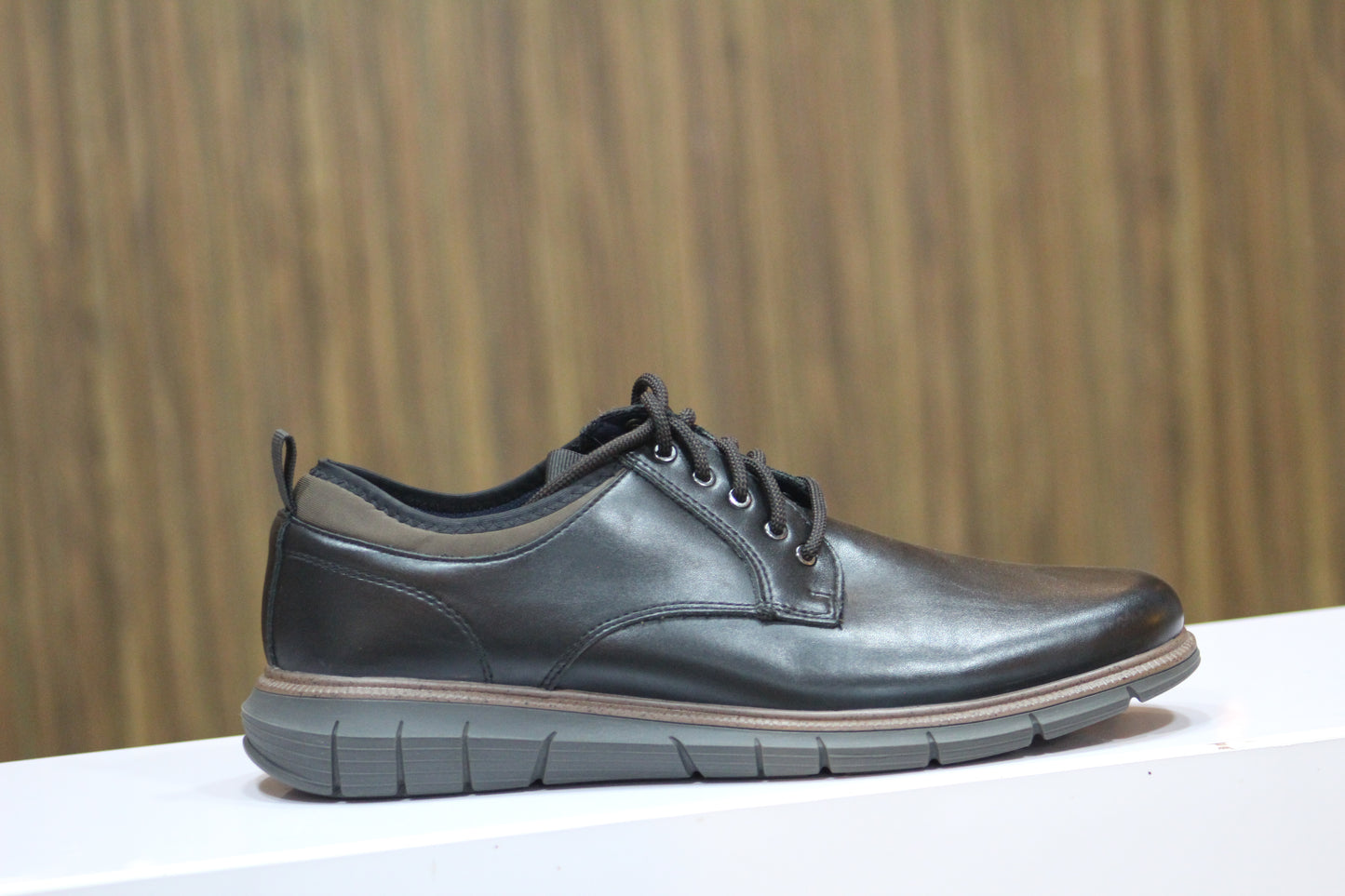 Dockers Supreme Flux Narrow Brown Line in sole